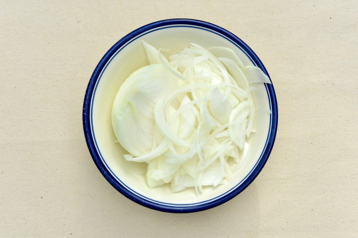 Cebolla blanca ecológica cortada en juliana